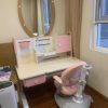 bàn ghế chống gù chống cận màu hồng cho bé gái